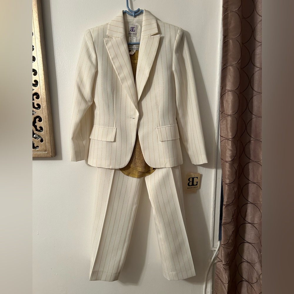 TWO-PIECE PANTS SUIT FULLY LINED/CREAM & GOLD